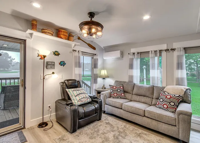 Waterfront Couples Retreat W/ Views In Andalusia!