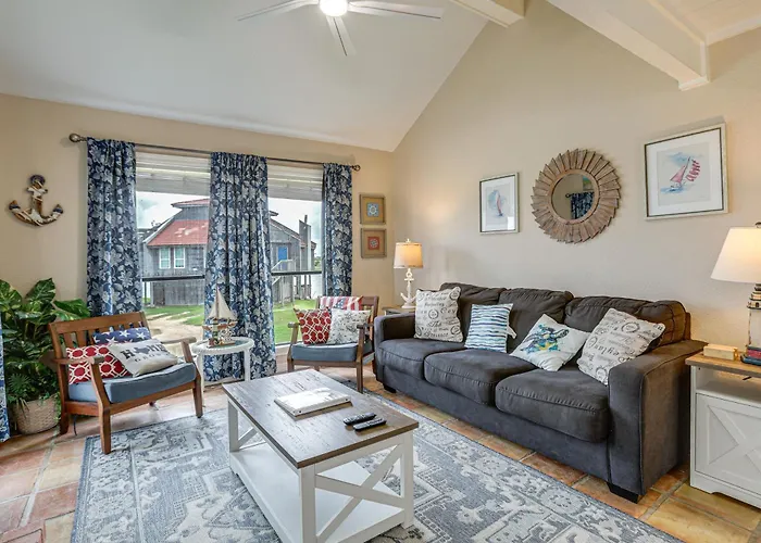 Walk To Matagorda Beach! Condo W/ Pool Access