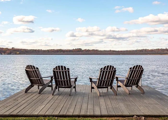 Sunset Lakehouse - Stunning Views & Lake Fun