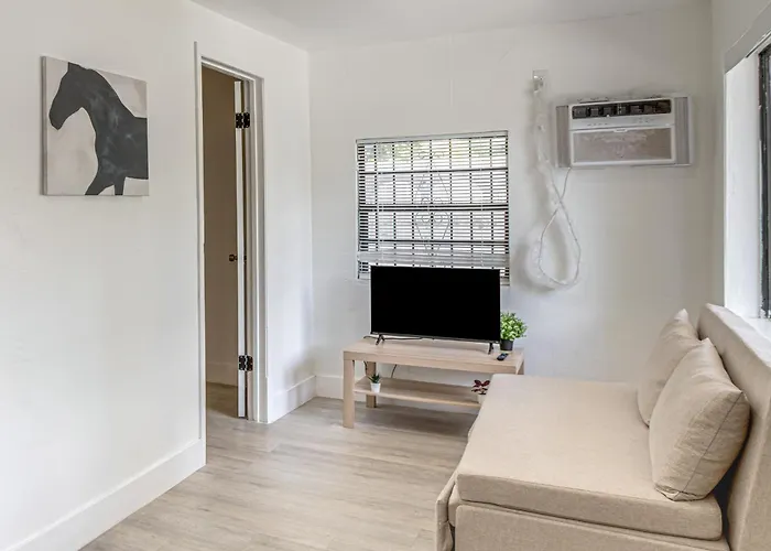 4 Mi To Surfside Beach! North Miami Apt