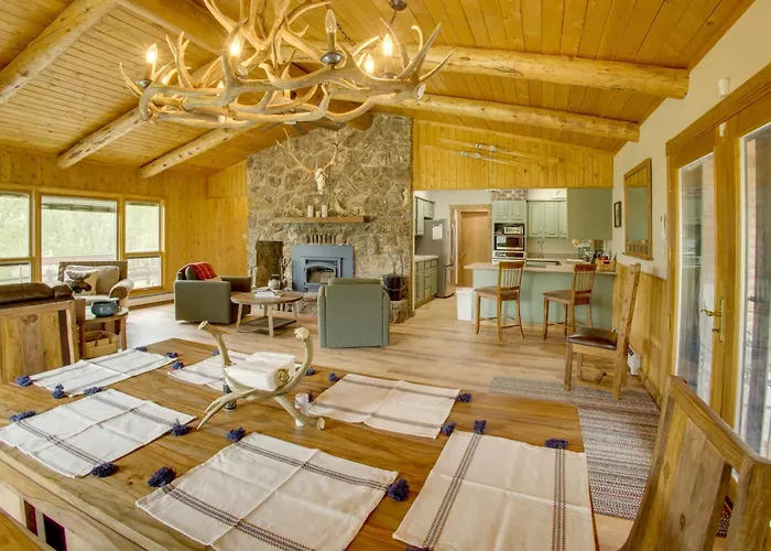 Mtn-View Deck & Fire Pit! 2-Cabin Retreat In Cody