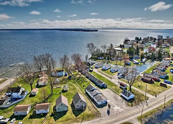 Waterfront Cabin With Kayaks, Dock & Fire Pit In Houghton Lake, Michigan