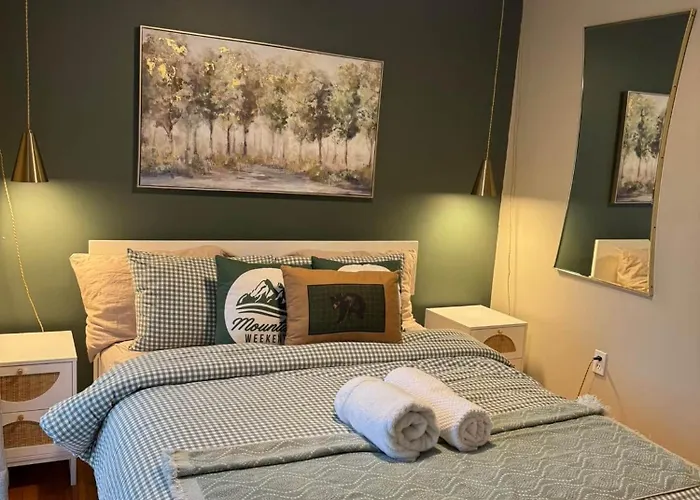 Fun 5 Bedroom Lakefront Cottage