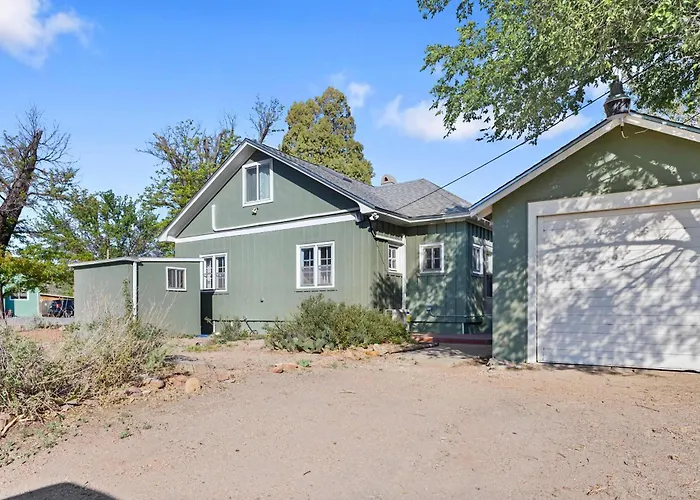 3Br Charming Home Bright Space & Sleeps 8