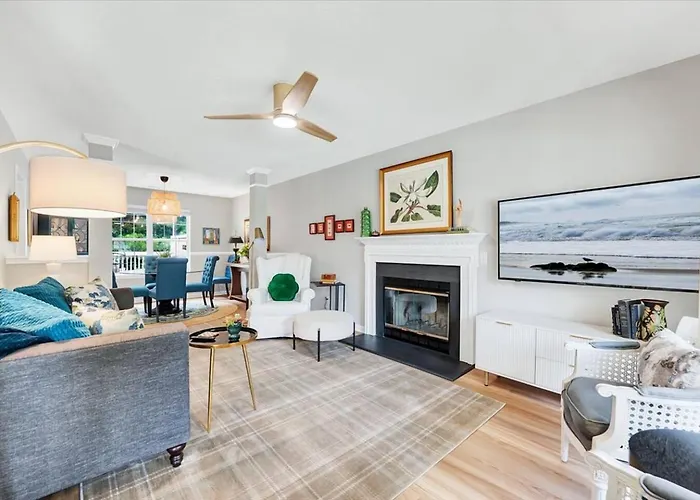 3 Bdr 2. 5 Bedroom Cottage In The Heart Of Holly Springs