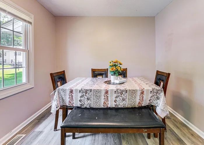 Jacksonville Retreat W/ Yard Near Base & Beach