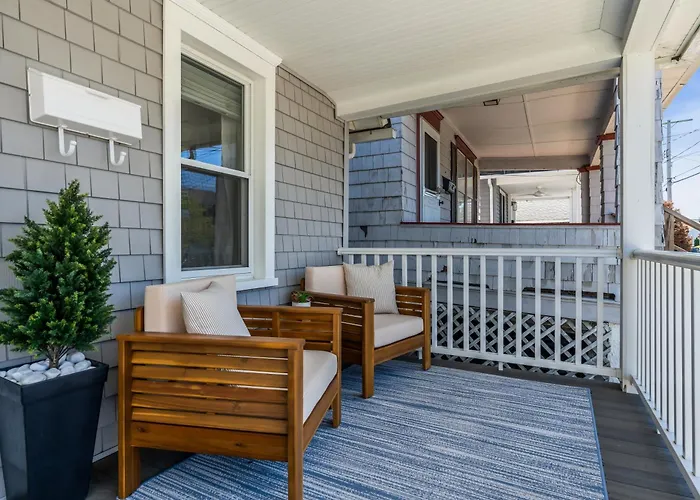 Prof Managed Backyard 5 Blocks To Beach