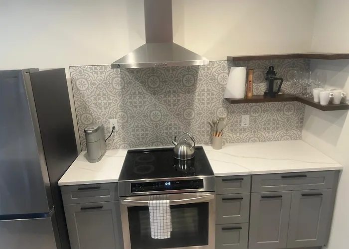 Modern 1Bd Luxury Escape Featuring Gourmet Kitchen And Spa Retreat Bathroom Tub