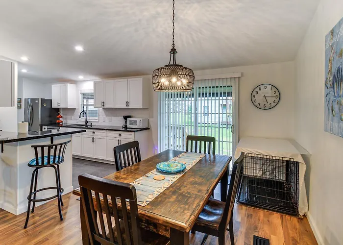 Newly Remodeled, Great Porches, And Dog Friendly