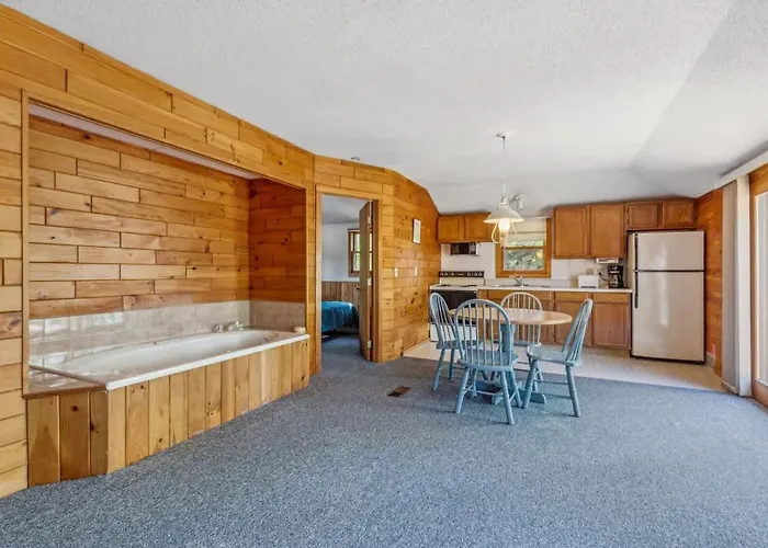 Cabin #11 Upstairs Loft 2Br 2Ba Timberlane Resort