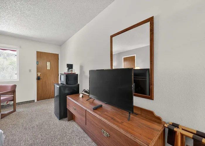 Eagle Motel Suite 225