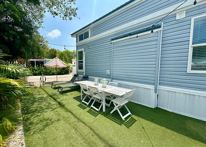 New Tiny Home Paddle Boards, Kayaks, Pool, Marina
