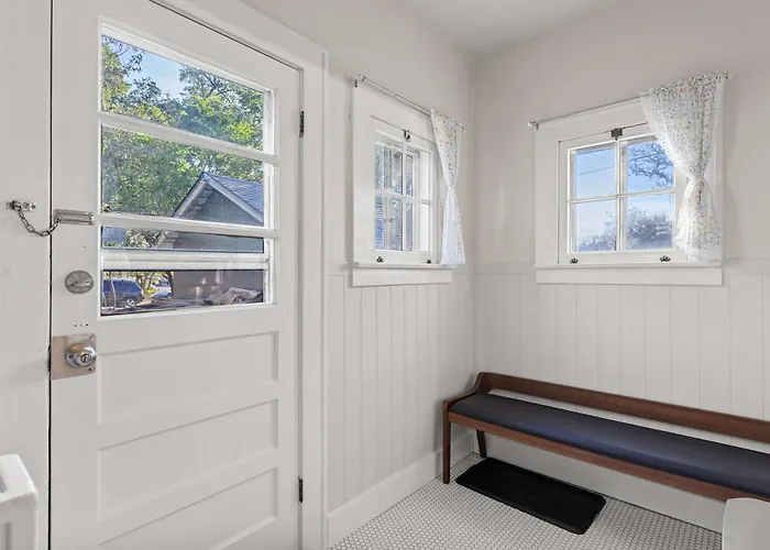 3Br Charming Home Bright Space & Sleeps 8