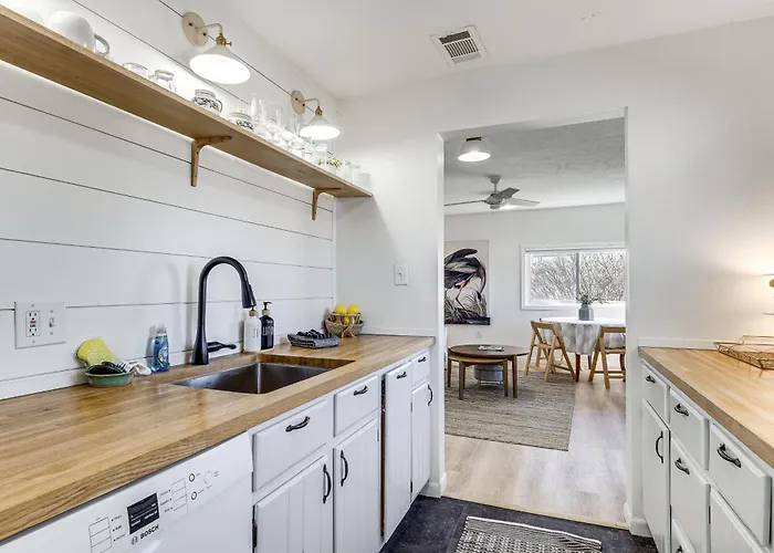 Walkable 3-Unit Escape Near Elk Lake & Bay Access!