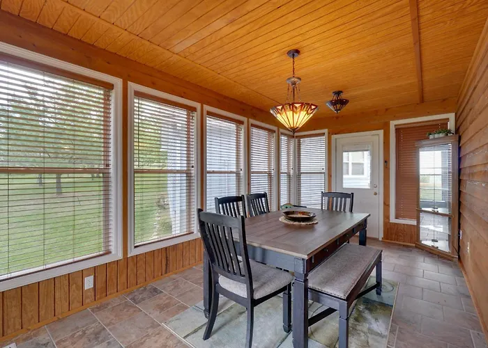 Group Getaway Near Dale Hollow Lake W/ Hot Tub
