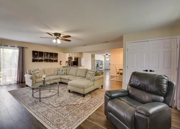 4 Mi To Dtwn: Garland Getaway W/ Fenced-In Yard