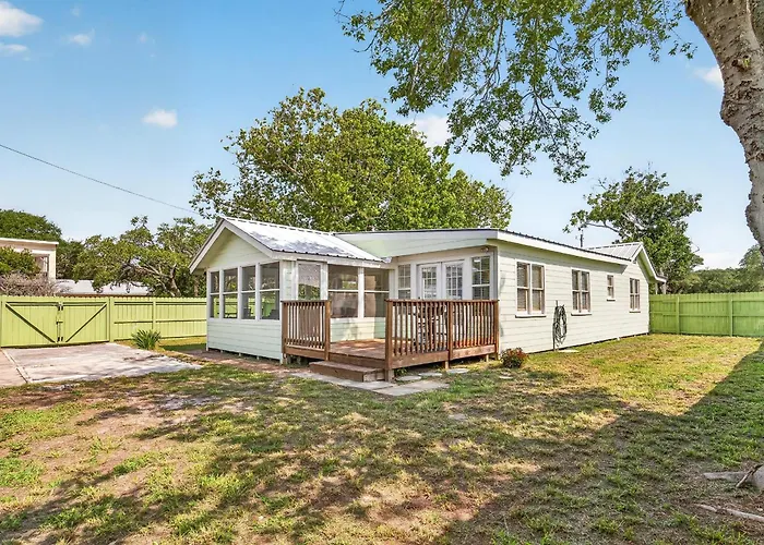 One More Cast Coastal House With Fenced Yard And Screened Porch Near The Ocean