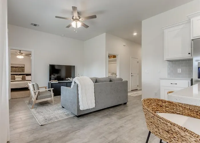 Piper Place A Modern Stay In Moore
