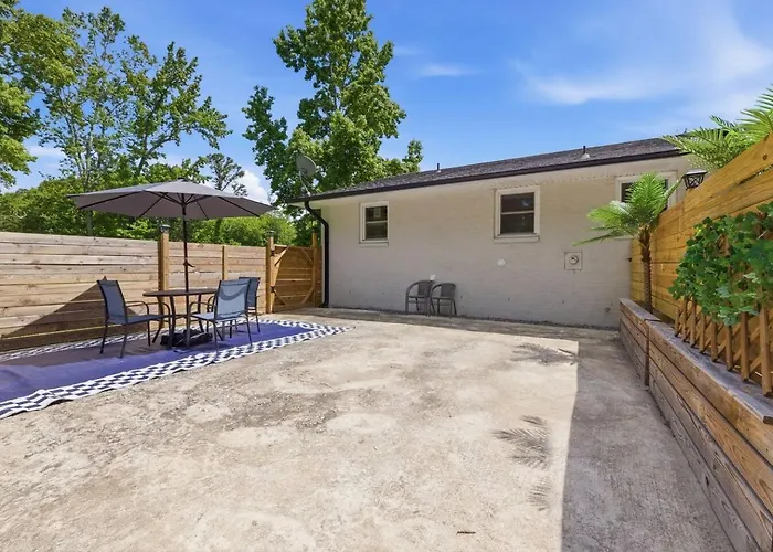 Garage Studio King And Queen With Private Patio