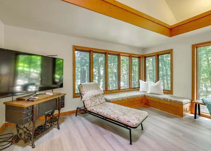 Glen Arbor Home W/ Glen Lake Access & Shared Dock!