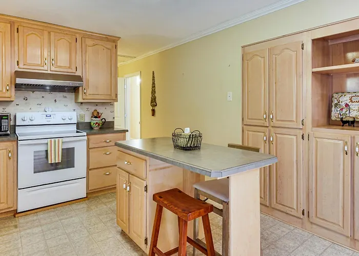 Lake Chatuge Home W/ Workspace & Fenced Yard!