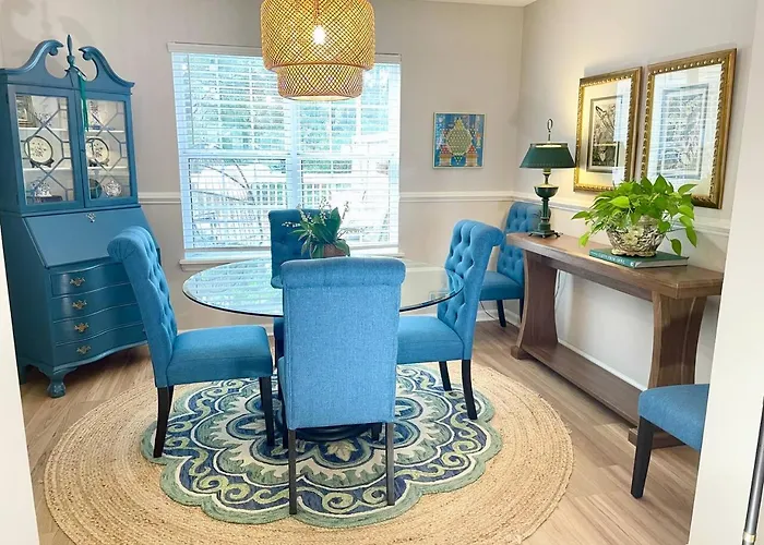 3 Bdr 2. 5 Bedroom Cottage In The Heart Of Holly Springs