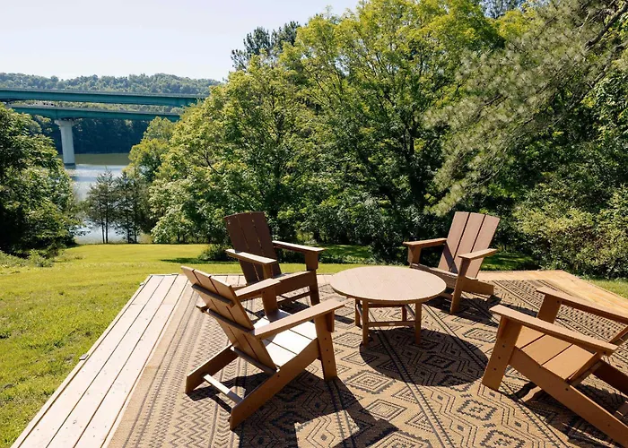 Private Lakefront Peninsula Retreat With Hot Tub