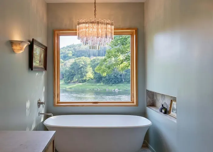 Luna House - Delaware River Views & Deck