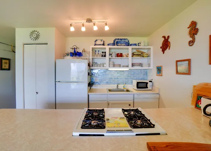 Beachside Molokai Condo W/ Lanai & Pool Access!