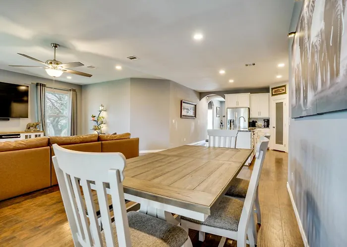 Walk To Lake Granbury: Home W/ Fire Pit!