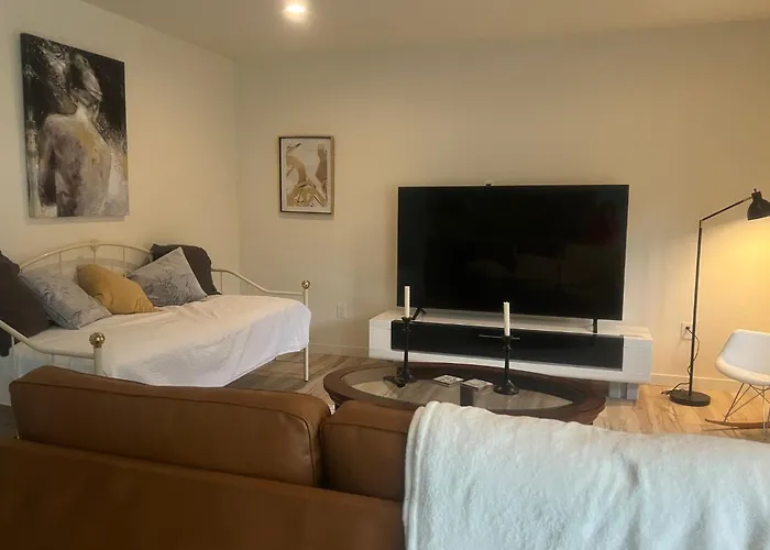 Modern 1Bd Luxury Escape Featuring Gourmet Kitchen And Spa Retreat Bathroom Tub