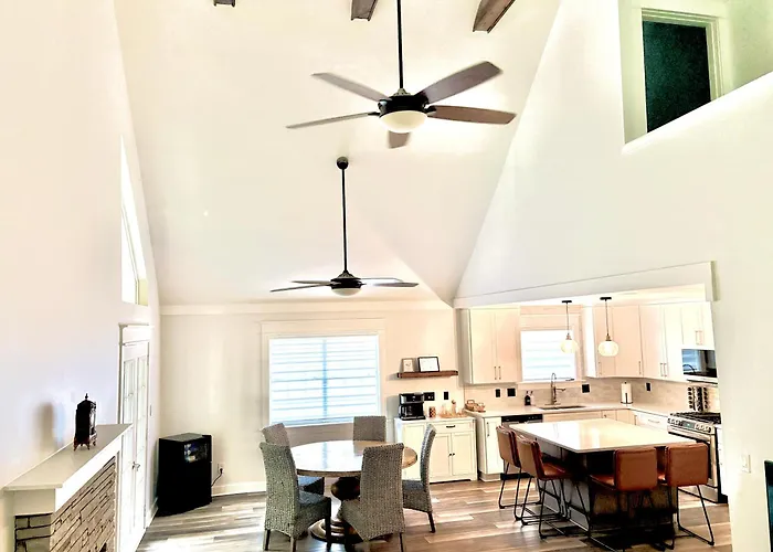 Lake Lanier Escape Near Atlanta Dock & Kayaks 2 Kitchens, 2 Laundry Arcade Pool Table And More!