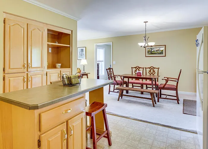 Lake Chatuge Home W/ Workspace & Fenced Yard!