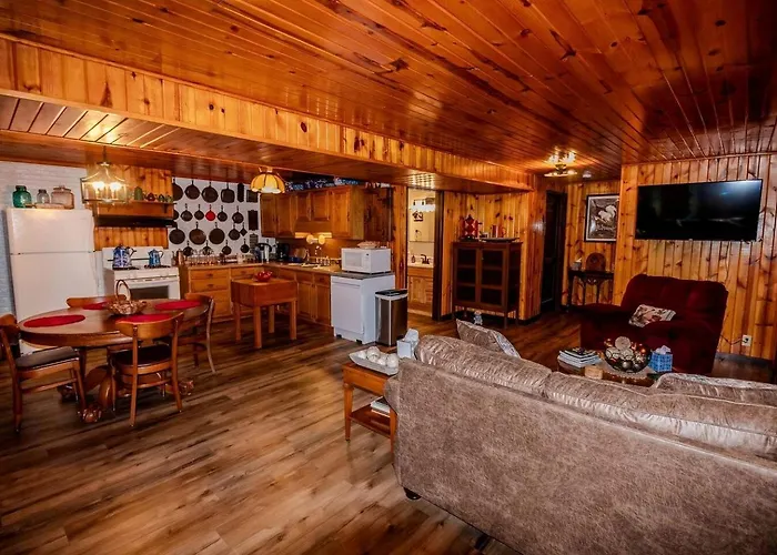 Rustic, Pet Friendly Cabin Near East Fork Lake, Olney, Illinois