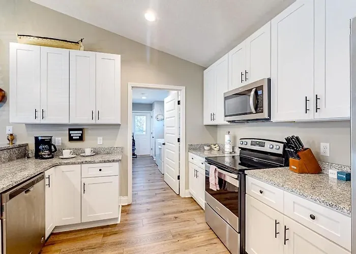 Sunlit Dog-Friendly Gulf Retreat With Patio W&D - Moments From Beaches & Parks
