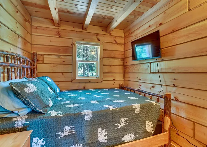 Near Trails, Lakes, Parks! Country Cabin