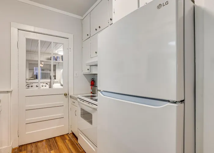 Palm Cottage: Walk To Darien Waterfront & Fort