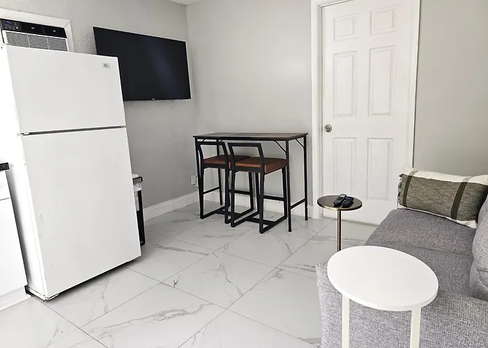 Miami Gardens Cozy 2-Bedroom Private Guesthouse