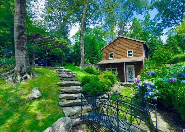 Cozy Riverfront Cottage - Pool, Hot Tub, 35 Min Nyc