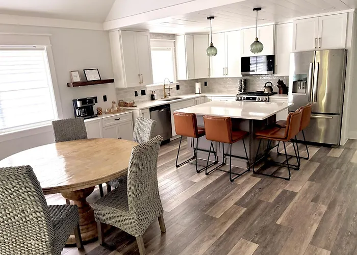 Lake Lanier Escape Near Atlanta Dock & Kayaks 2 Kitchens, 2 Laundry Arcade Pool Table And More!