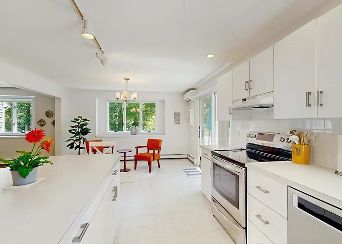 Bright Falmouth Home With Open Layout Ac & Deck