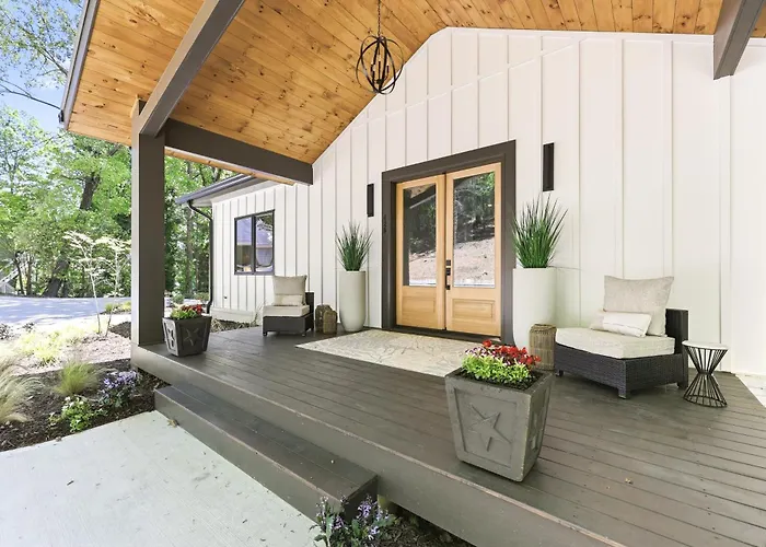 New Modern Lakefront Home On Lake Lanier With Dock
