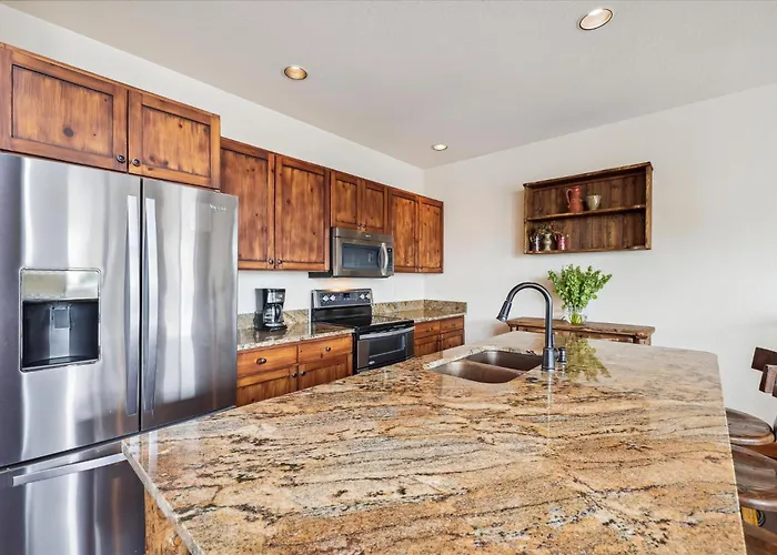Water Dance Retreat: Frisco Townhome With Hot Tub, Dog-Friendly