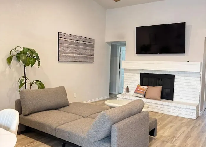 Recently Renovated Oasis With Private Pool