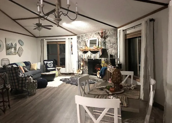 Rustic Tree Top Cabin In Sky Valley, Georgia