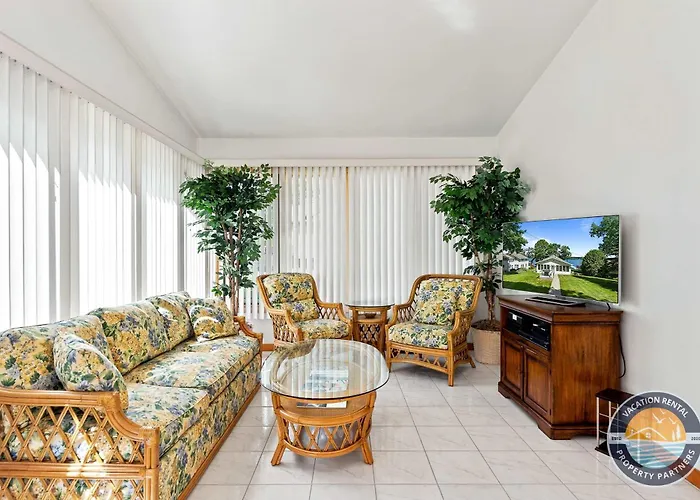 Lake Delavan Lakefront Home Pier Sleeps 6