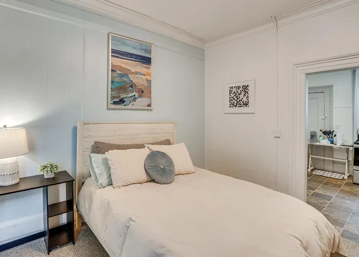 Walk To Lake Ontario, Shops & Eats! Charming Home