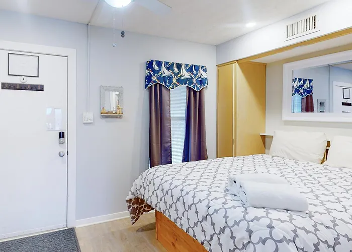 Sunset Landing - Waterfront Condo With Lake-View Deck, Tennis Court & Pool