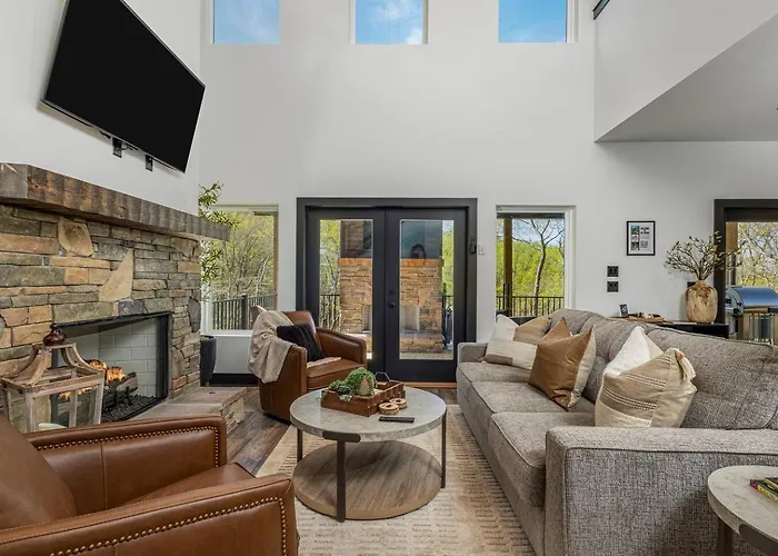 Hot Tub • Pizza Oven • Sleeps 12 • Game Room• Pets