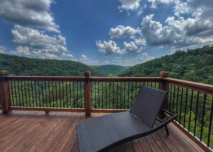 Estill Oaks -Luxe Mountain View Retreat -Hot Tub - Private 80-Acre Escape